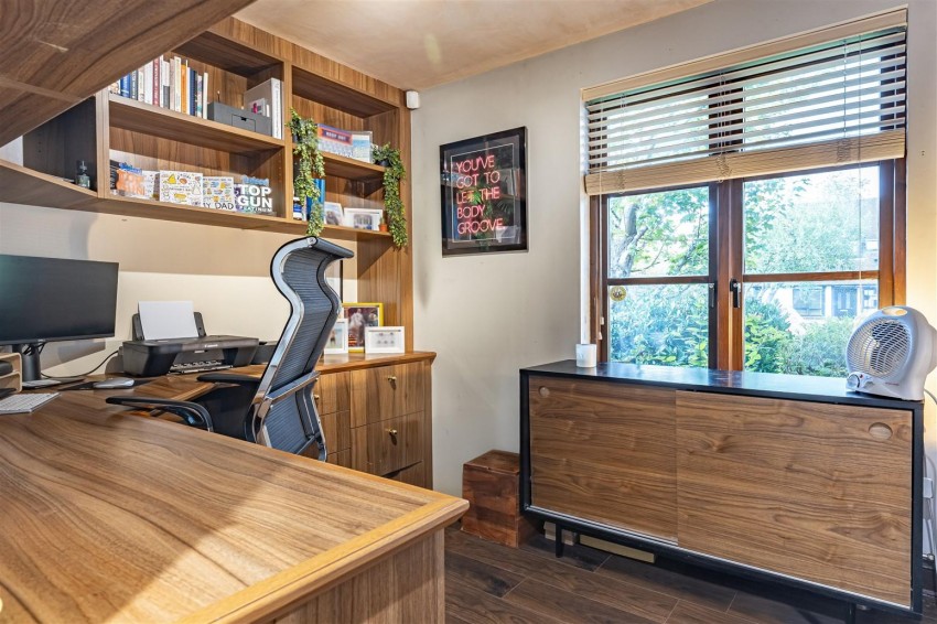 Images for Roughtallys, North Weald